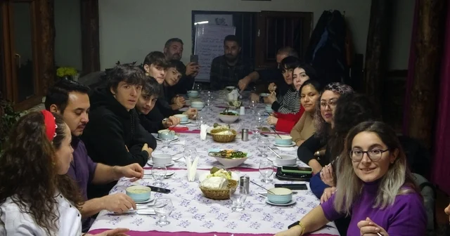 Kadın emeği sınırları aştı: Avrupa dan Tunceli ye Zembul buluşması İtalya, İspanya ve İspanya nın özerk Bask bölgesinden gelen yaklaşık 15 kişilik grup, Tunceli de kadın emeğiyle şekillenen Zembul Kadın Kooperatifi nde ağırlandı Tunceli Haberleri