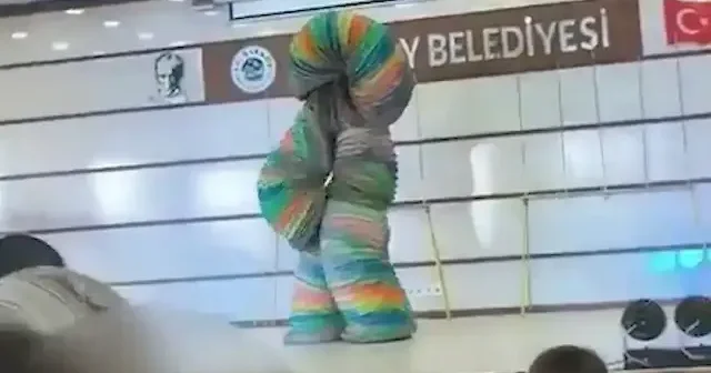 CHP li belediyenin çocuklara özel etkinliğinde tepki çeken görüntüler: John Duran diye bağırdılar VİDEO İZLE