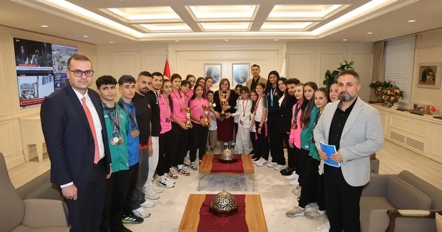 Gaziantep in şampiyonları, Şahin ile bir araya geldi Gaziantep Haberleri