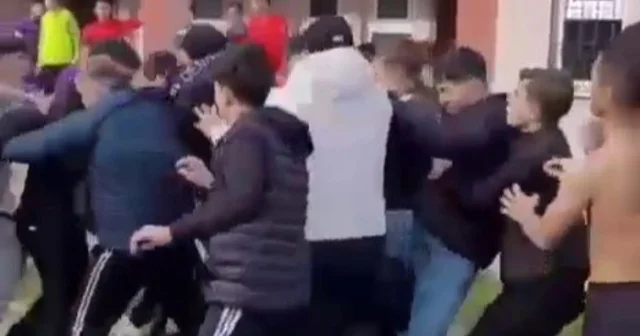 Öğrencilerden öğretmene şiddete sendikalardan tepki Öğrencilerden öğretmene şiddet kamerada Samsun Haberleri