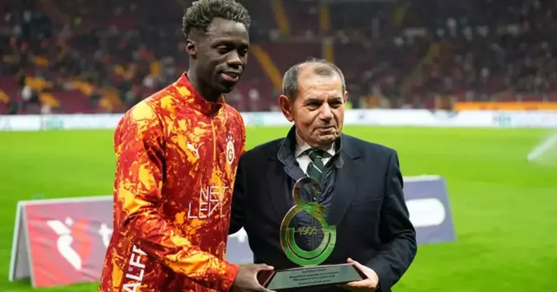 Dursun Özbek ten Davinson Sanchez e plaket