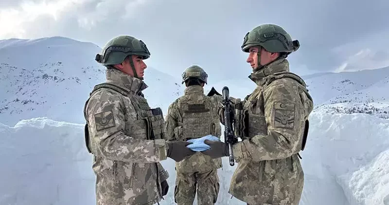 Komandoya çorap hediyesi