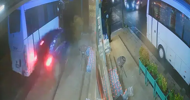 Arnavutköy de otomobil midibüse çarptı; binen kişi son anda kurtuldu