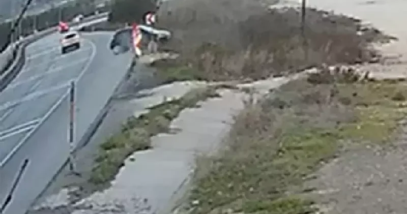 Otomobilin yoldan çıkıp ters döndüğü kaza kamerada; 1 yaralı