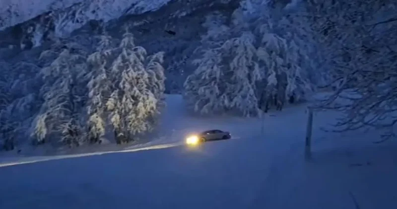 Avrupa yı kasıp kavuran yeni trend: Kayak merkezinde arabayla kayak yapmak!