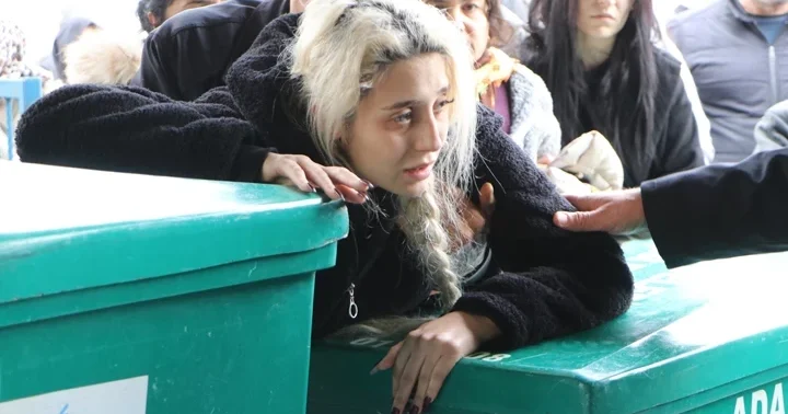 Lüks villadaki aile faciasında ölen kardeşlere acı veda! Yan yana toprağa verildiler