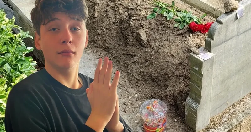 Arkadaşları Atlas ın mezarına gül ve şeker bıraktı