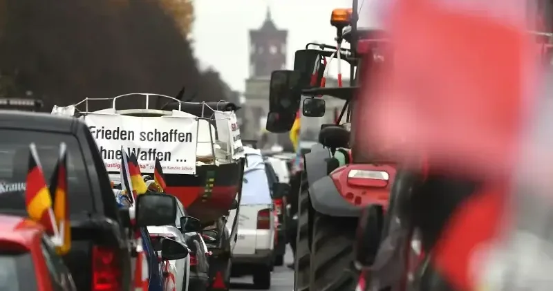 Avrupa da çiftçilerin öfkesi dinmiyor: Belçika dan sonra Almanya da da hükümetin tarım politikaları protesto edildi Dünya Haberleri
