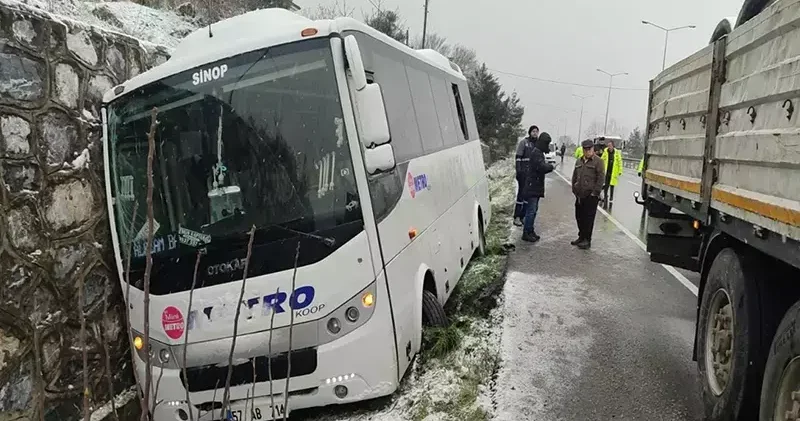 Otobüs, yol kenarındaki kazazedelere çarptı; 1 ölü, 3 yaralı