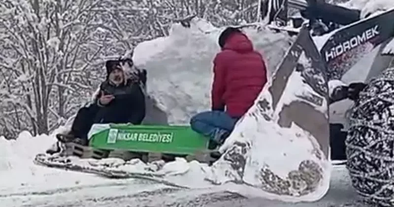 Kardan kapanan yolda cenaze iş makinesinin kepçesinde taşındı; o anlar kamerada