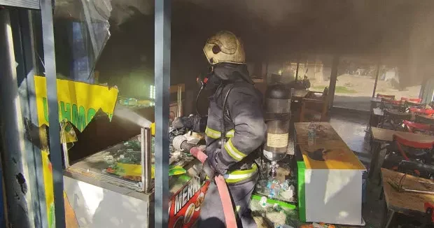 Antalya haberleri Elinde satırla kendini iş yerine kilitleyen pideci yangın çıkardı 17 Ocak 2026