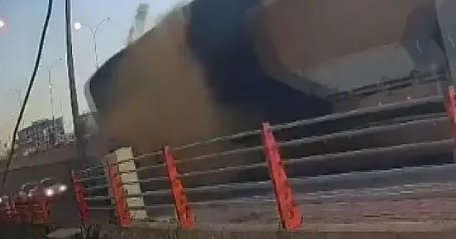 Kaldırımda yürürken hayatının şokunu yaşadı: Ölümden saniyelerle kurtuluş kamerada VİDEO İZLE