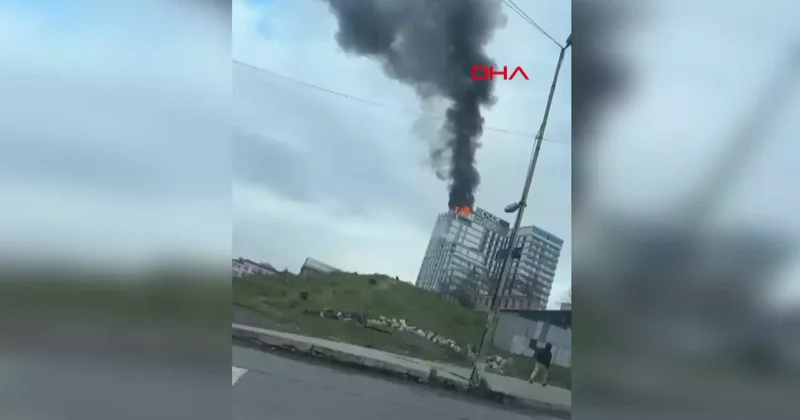 Esenyurt ta rezidansın çatısında yangın