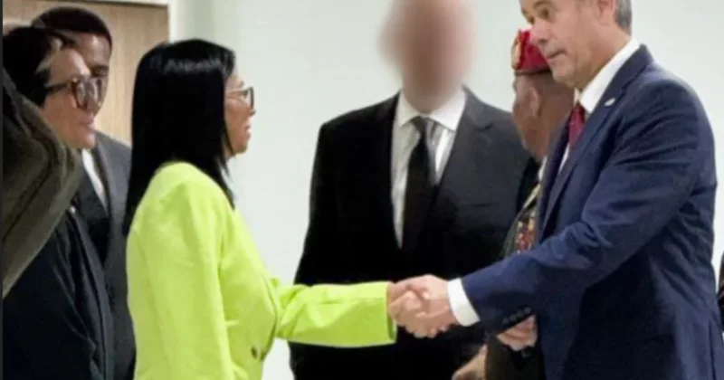 Venezuela nın yeni başkanı ve CIA direktörü, el sıkıştı Sözcü Gazetesi