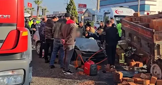 Manisa’da traktör ve otomobil kazası kamerada VİDEO İZLE