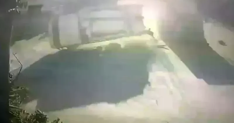 Çöp kamyonun devrildiği kaza güvenlik kamerasında