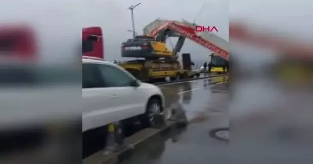 Üsküdar da inanılmaz kaza: Ekskavatör ortalığı savaş alanına çevirdi