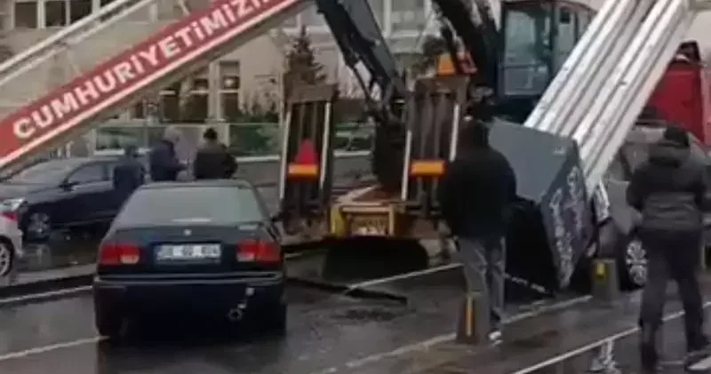 Üsküdar da TIR ın üzerindeki ekskavatör tabelaya çarptı: 7 araçta hasar oluştu