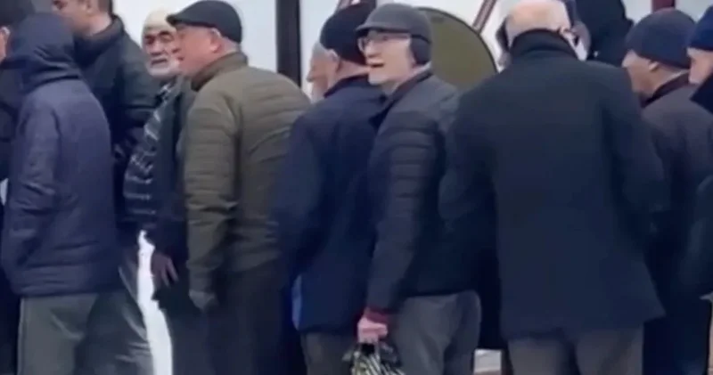 Ücretsiz olduğunu duyan yaşlısı genci sıraya girdi kuyruk saat külesine kadar uzadı