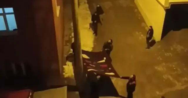 Direkte mahsur kalan kedi açılan battaniye ile kurtarıldı VİDEO İZLE