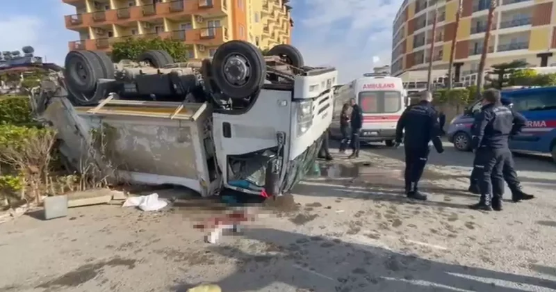 Kamyonun arkadan çarptığı çöp kamyonu devrildi: Yaralılar var