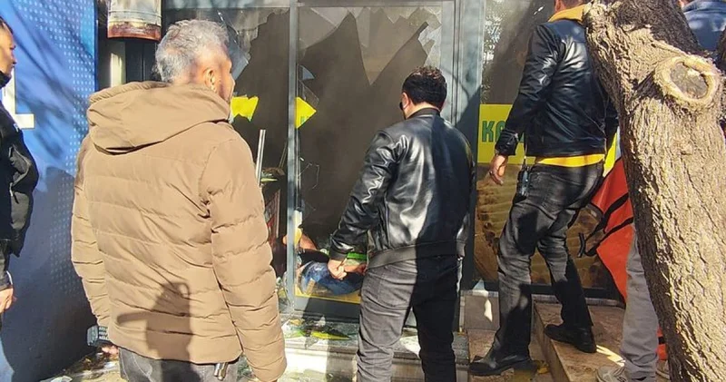 Son dakika: Kendini iş yerine kilitleyip yangın çıkartan pideciyi ekipler camları kırıp içeri girerek kurtardı Son dakika haberleri