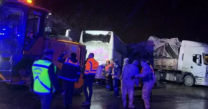 Bingöl de yolcu otobüsü tıra çarptı: Üç kişi yaralandı Gündem Haberleri