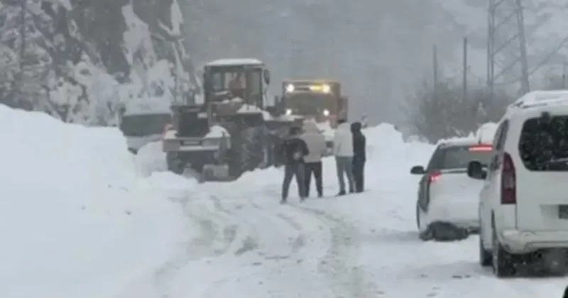 Çığ nedeniyle ulaşıma kapanan Trabzon Bayburt karayolu kontrollü olarak ulaşıma açıldı