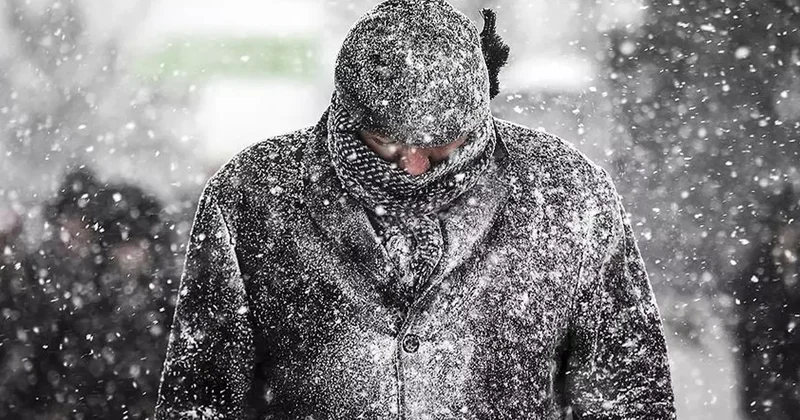 İstanbul da kar yağışı başladı! AKOM ve valilik peş peşe uyardı: Kar sağanağı görülebilir