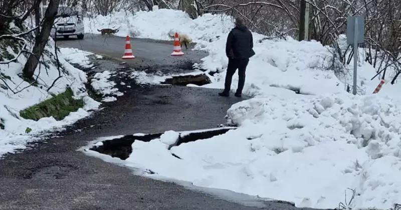 Kara yolunda korkutan heyelan: Ulaşım durdu!