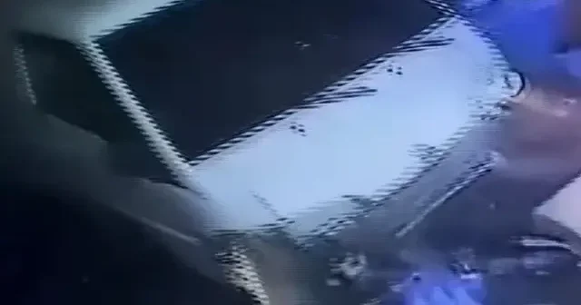 Arnavutköy de kontrolden çıkan minibüs markete böyle daldı VİDEO İZLE