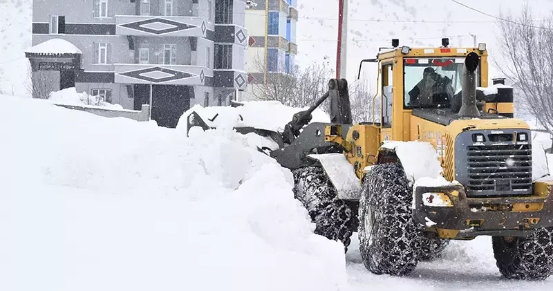 Bitlis te kar durdu, kapanan yollar tekrar açıldı
