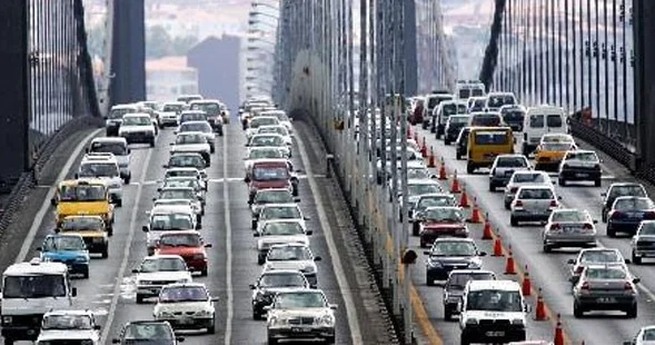 İstanbul da trafik yoğunluğu; köprüleri ve Avrasya Tüneli ni kullanan araçlar güçlükle ilerliyor