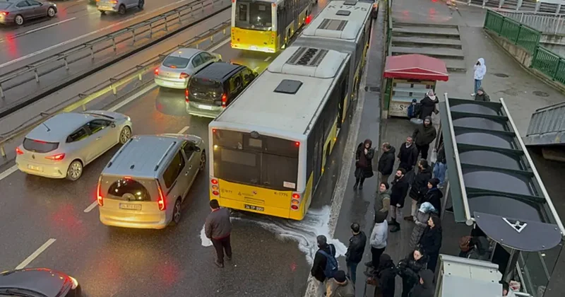 İETT otobüsünde duman paniği! Yolcular tahliy edildi