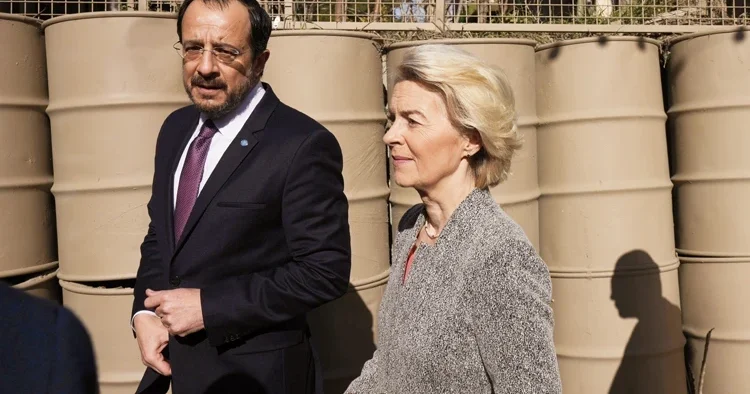 Barikat önünde Türkiye şikâyeti: Rum lider kimi bulsa ara bölgeye götürüyor