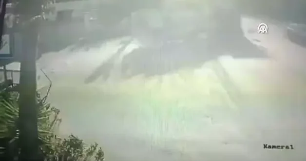 Kamyon ile çöp kamyonu çarpıştı: 1’i ağır 3 işçi yaralandı