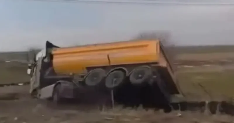 Yol kenarına devrilen kamyonun sürücüsü yaralandı Diyarbakır Haberleri