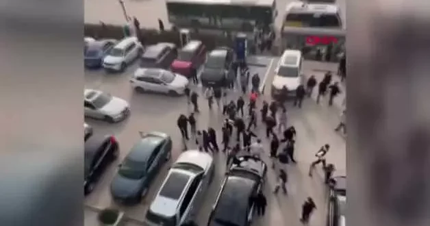 Karne alan lise öğrencilerinin AVM otoparkındaki kavgası kamerada