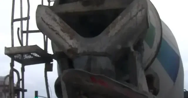 Küçükçekmece’de beton kamyonu alevlere teslim oldu: Esnafın müdahalesi faciayı önledi VİDEO İZLE