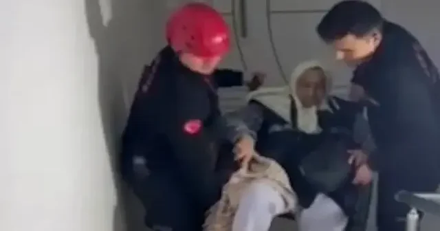 Elektrik kesintisi nedeniyle evine çıkamayan yaşlı kadının yardımına itfaiye koştu VİDEO İZLE