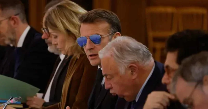 Macron un güneş gözlüğü sömürge toplantısına damga vurdu