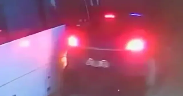 Arnavutköy’de kontrolden çıkan otomobil park halindeki midibüse çarptı: Saniyelerle kurtuluş kamerada VİDEO İZLE