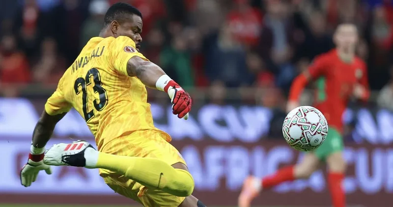 Afrika Uluslar Kupası nda inanılmaz olay: Maç oynanırken kalecinin arkasından çaldılar