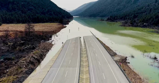 Yağmur ve sel sularının kapattığı Antalya Konya Kara yolunda sular henüz çekilmedi Yeni Antalya Konya karayolu tamamen trafiğe kapatıldı Bölgedeki su dron ile havadan görüntülendi Antalya Haberleri