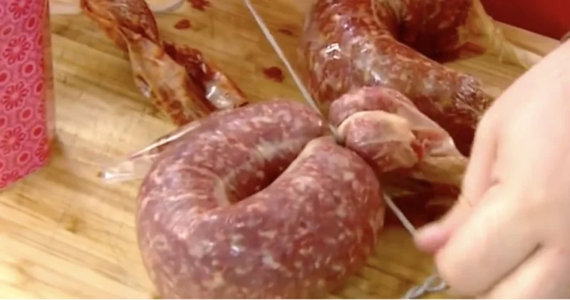 Evde sucuk nasıl yapılır? Doğal, kolay ve lezzetli ev yapımı sucuk tarifi ymk