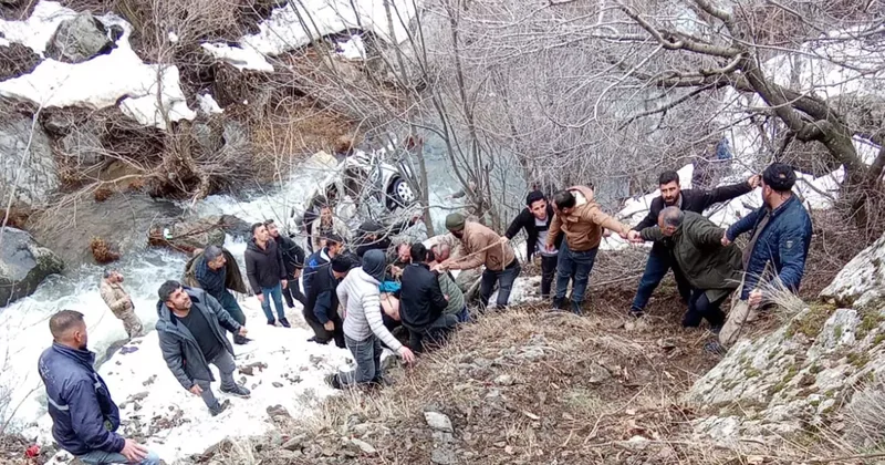 Bitlis te otomobil uçuruma yuvarlandı: 3 ölü 5 ağır yaralı