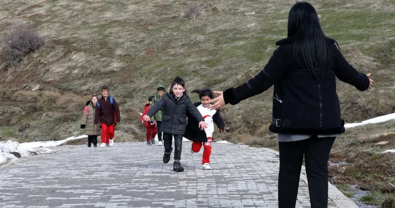 Kömür taşıyıp odun kırıyoruz 7 öğrenci için büyük mücadele SON DAKİKA HABER