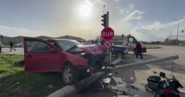 Amasya da 2 araç çarpıştı: 2 yaralı Otomobil sinyalizasyon direğini de yere serdi Amasya Haberleri