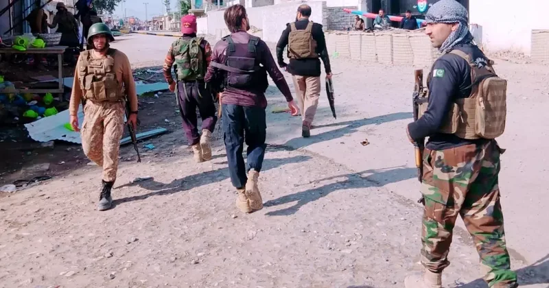 Pakistan da bomba yüklü araçla saldırı: 12 ölü