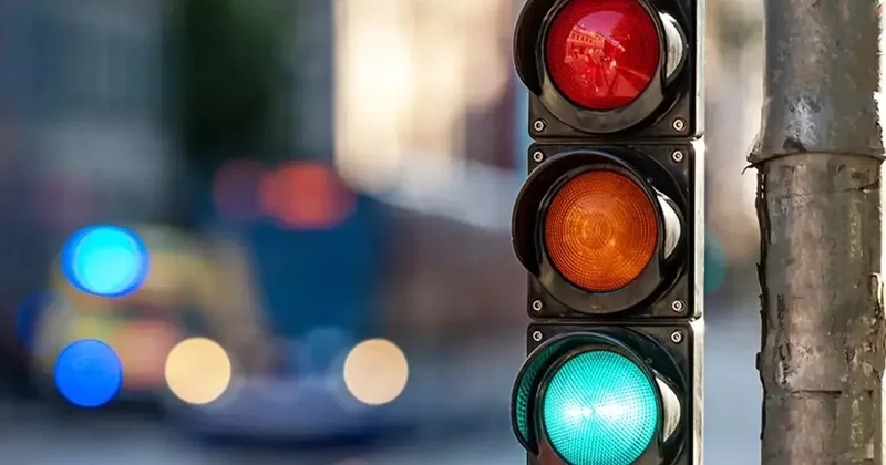 Trafikte 100 yıllık sistem değişiyor! Sarı, kırmızı ve yeşilin yanına yeni renk geliyor